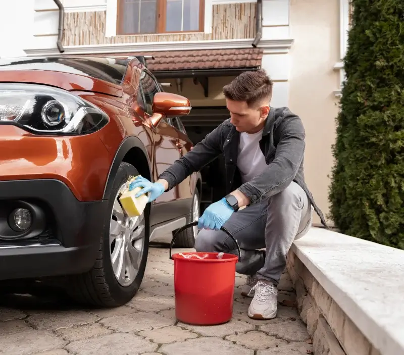 Lavage auto à domicile Tarabel : professionnel intervenant sur un véhicule